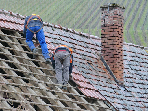 Understanding Roofer Services: Roof Repair vs Replacement